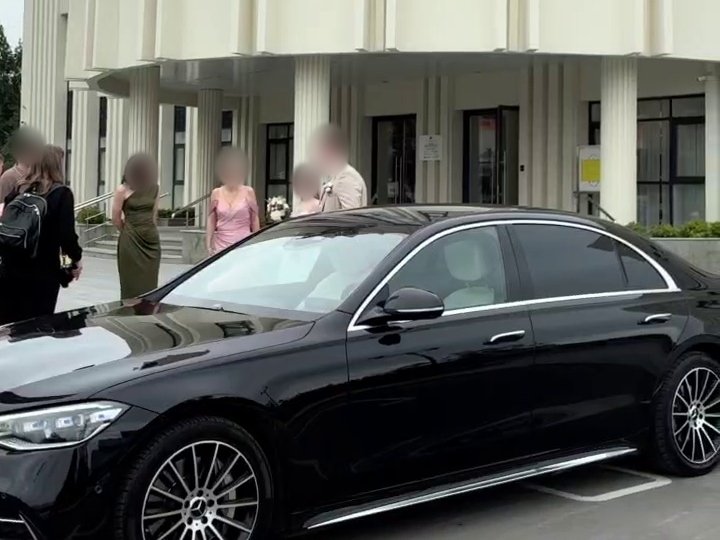 Чёрный S-класс W223 у дворца бракосочетания, за машиной гости