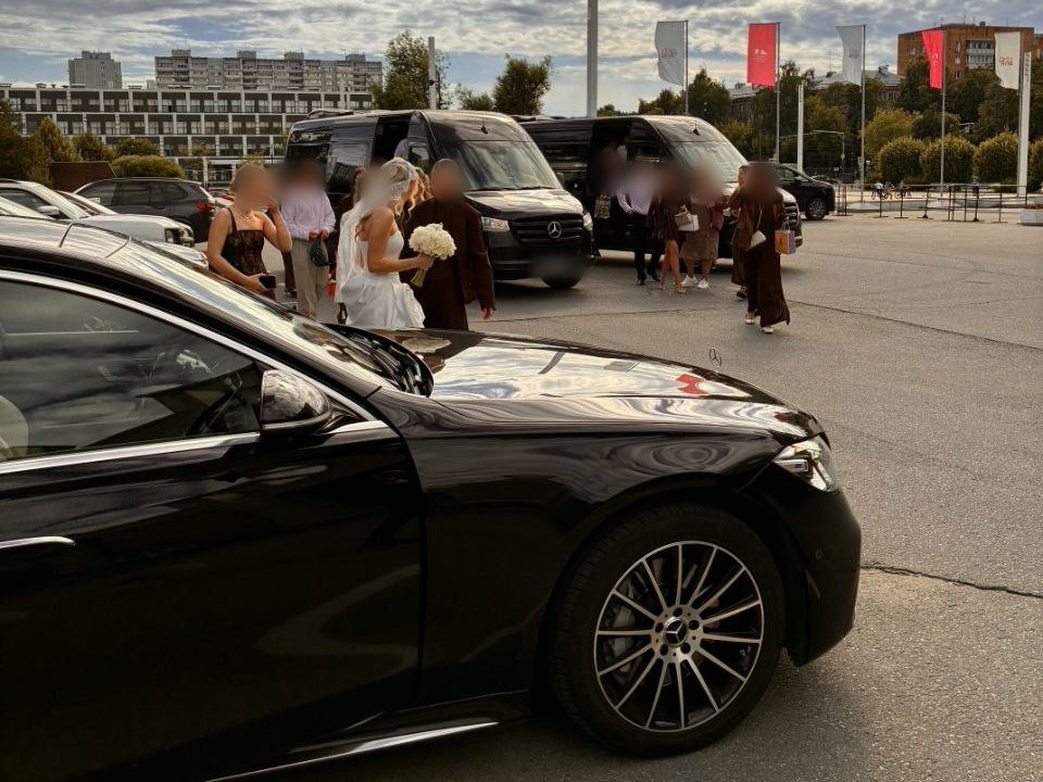 S-класс для молодожёнов и два микроавтобуса Sprinter для гостей у дворца бракосочетания
